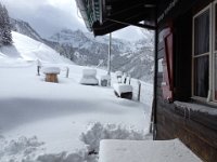 Viel Schnee um die Hütte
